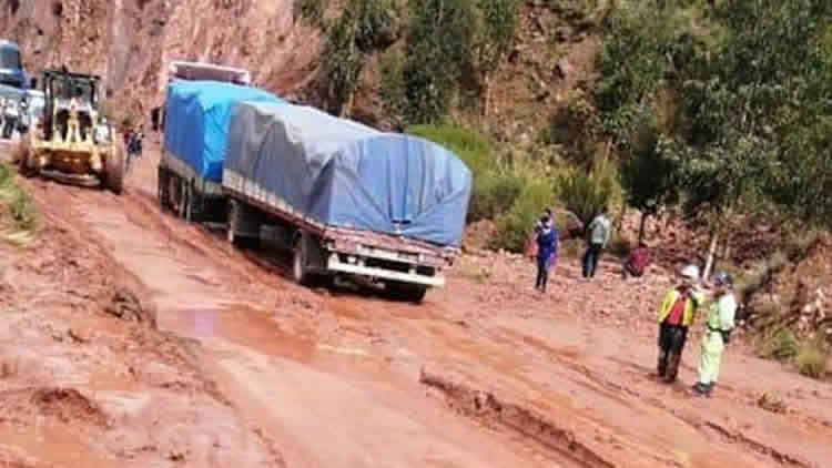 Carretera Oruro-Cochabamba, caída de mazamorra en el sector de Challuma, cerca de la población de Pongo.