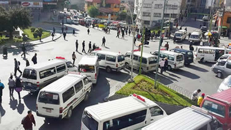 Choferes de La Paz en un anterior paro y bloqueo de las principales avenidas en esta urbe. Choferes de La Paz en un anterior paro y bloqueo de las principales avenidas en esta urbe.