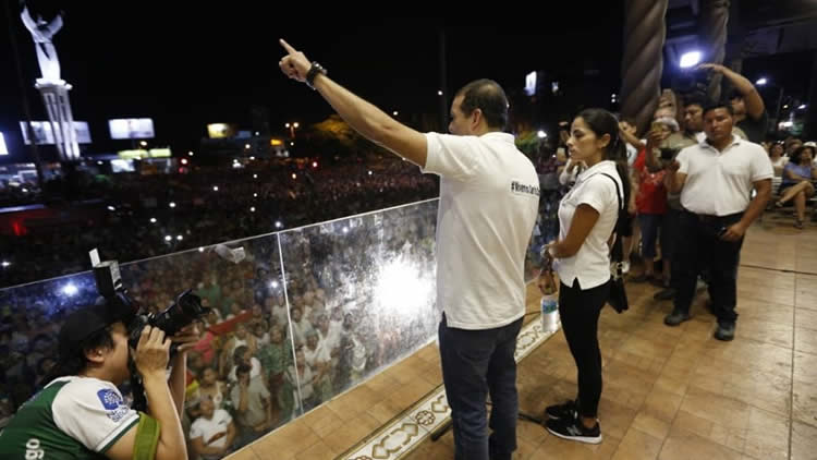 Luis Fernando Camacho se dirige a la multitud concentrada el domingo en el Cristo Redentor. 