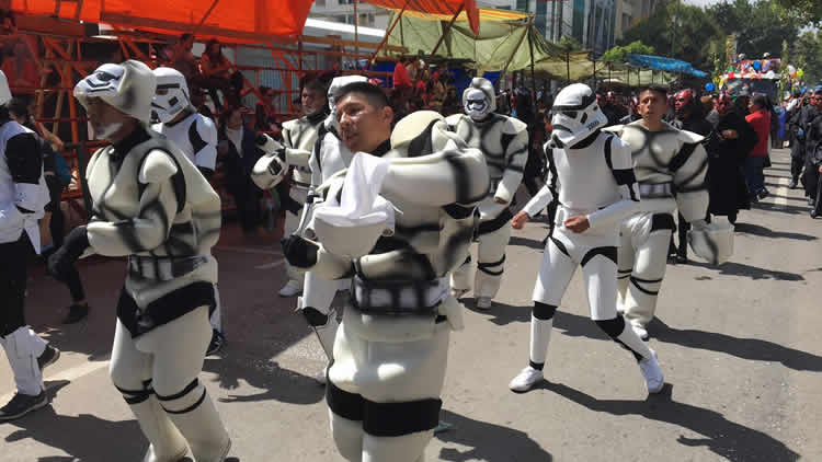 Unidades militares hicieron gala de su creatividad en el Corso de corsos 2018 en Cochabamba.