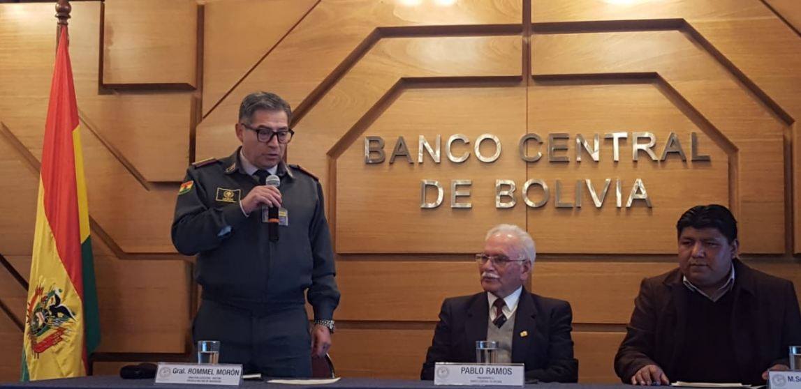 Rector Medrano durante la firma del convenio con el BCB y la EMI