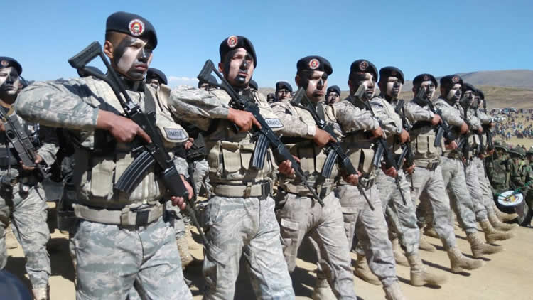 Formación en linea en la parada militar en Kjasina el año pasado.