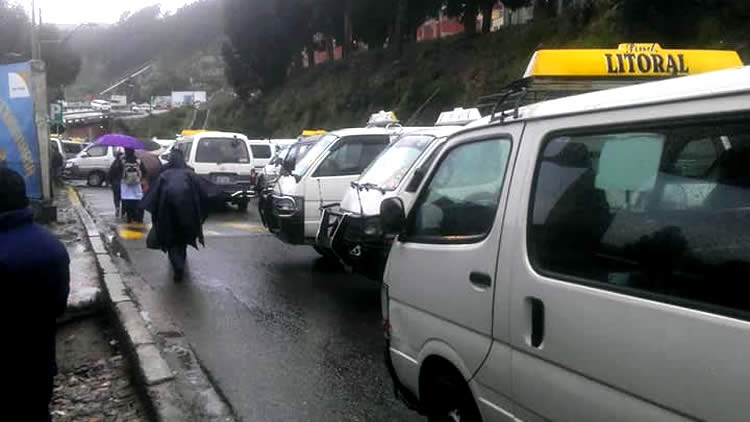 Minibuses bloquean las principales vías en la ciudad de La Paz. Minibuses bloquean las principales vías en la ciudad de La Paz.