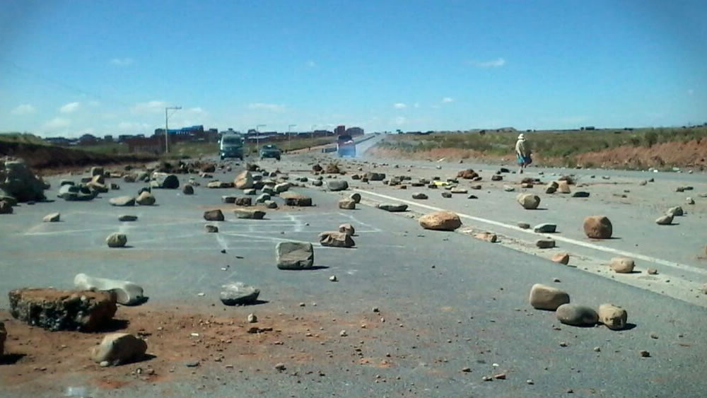 bloquean cuatro puntos de la carretera a Copacabana