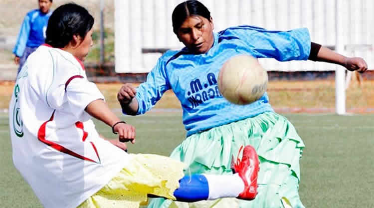 “Caseritas” de los mercados de El Alto en práctica deportiva.