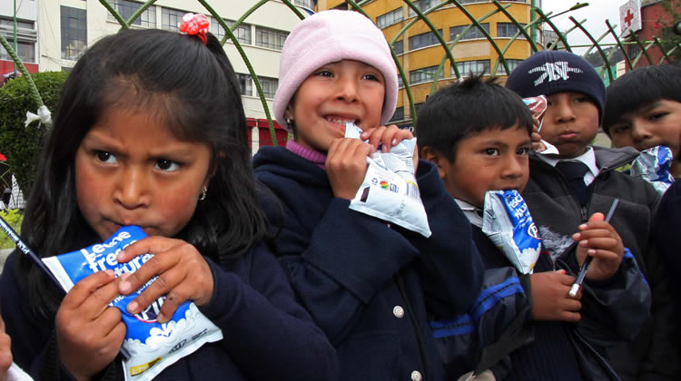 Niños consumen leche. Niños consumen leche.