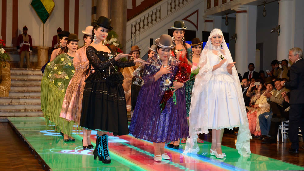 Eliana Paco (centro) en el desfile de la “chola paceña” en Palacio de Gobierno.