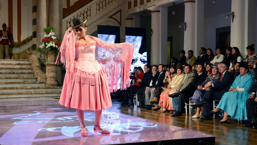 Desfile de moda “chola paceña” en Palacio de Gobierno