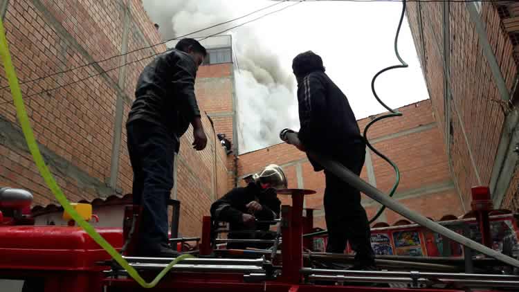 Bomberos extreman esfuerzos para controlar el incendio en la Uyustus.
