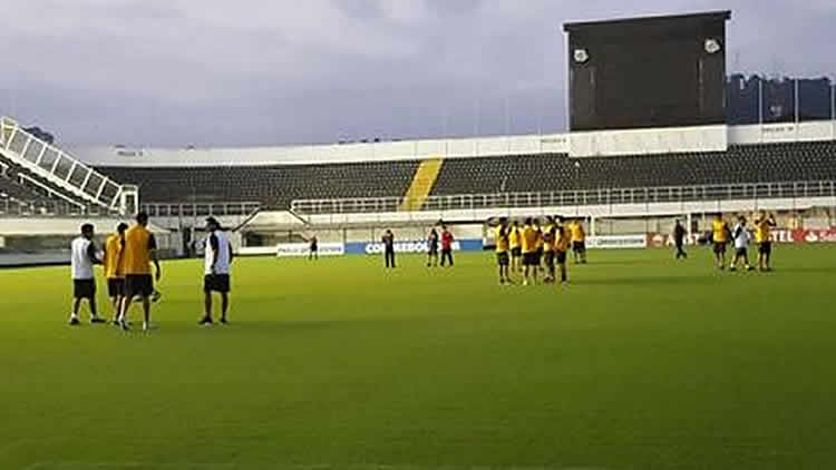 The Strongest hace reconocimiento de la cancha del estadio Urbano Caldeira.