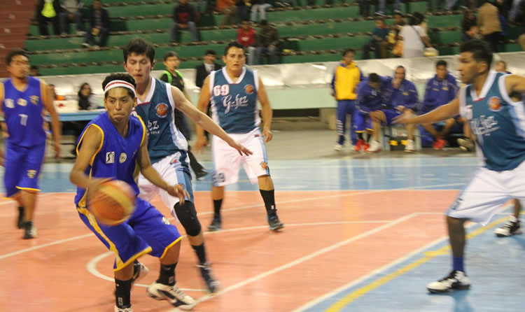 La selección de básquetbol de la Universidad Unión Bolivariana en su encuentro de anoche