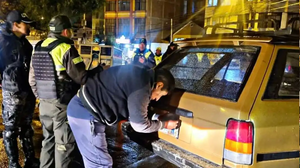 Policía retiene a más de 60 autos que transitaban sin placa en La Paz y El Alto