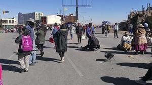 Camioneros bloquean y marchan en El Alto