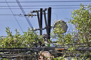 Terribles vientos provocan incidentes con cables eléctricos en El Alto