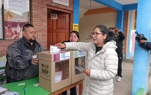 Alcaldesa Copa emite su voto y lamenta que solo en 4 departamentos haya Elecciones Judiciales completas