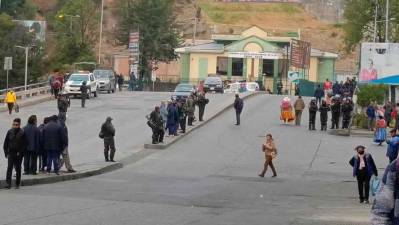 Transportistas de La Paz cumplen paro y bloqueo, en El Alto las vías están expeditas 