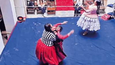 Cholitas luchadoras conquistan la calle Jaen de La Paz