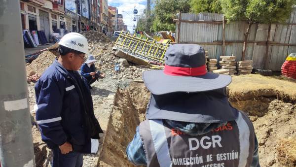Bolsas y botellas plásticas causan el taponamiento en el embovedado de la Av. 16 de Julio