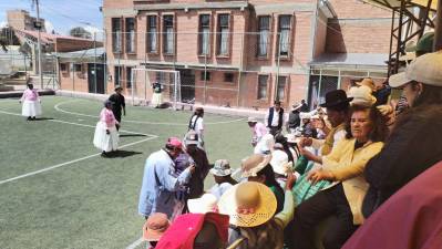 Adultas mayores se preparan para la gran final del campeonato de balón mano