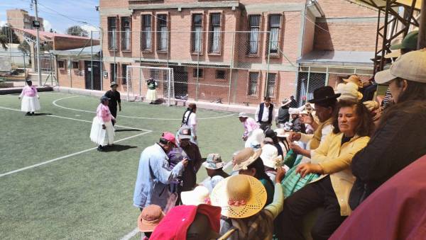 Adultas mayores se preparan para la gran final del campeonato de balón mano