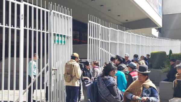 Población comienza a cambiar billetes de la Serie B; Gobierno pide usar su App