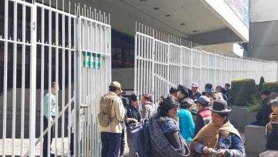 Población comienza a cambiar billetes de la Serie B; Gobierno pide usar su App