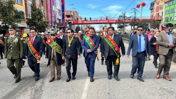 Gobernador paceño rinde homenaje a El Alto en desfile cívico y destaca inversión en el municipio