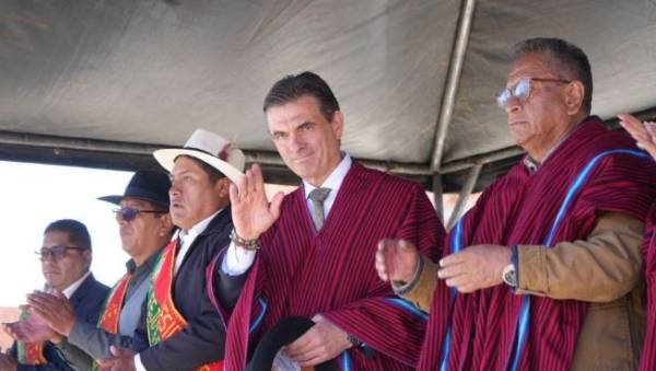 Rodrigo Paz dona un vehículo a la Fejuve Sur de El Alto en Senkata