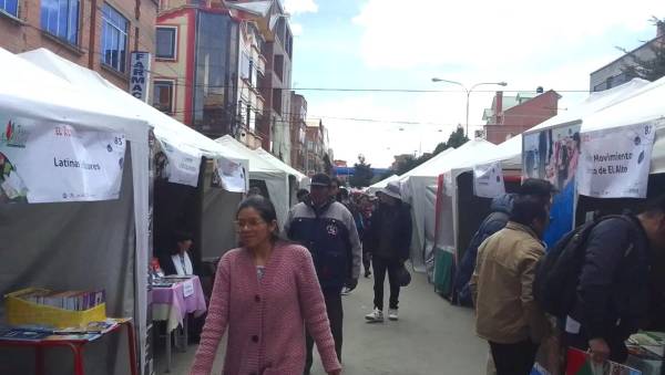 El Alto conmemora el Día Mundial del Libro con feria que incentiva la lectura