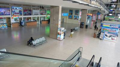 Bloqueos y falta de combustible reducen al 60% las operaciones en la Terminal de El Alto