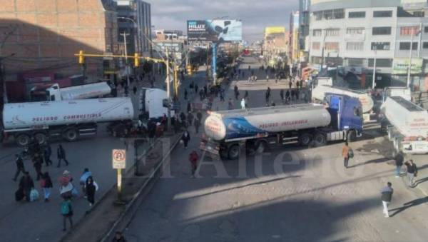 Transporte pesado instala bloqueos en El Alto por falta de diésel
