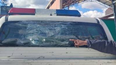 Investigan a cinco personas por provocar daños a vehículo policial durante bloqueo en El Alto