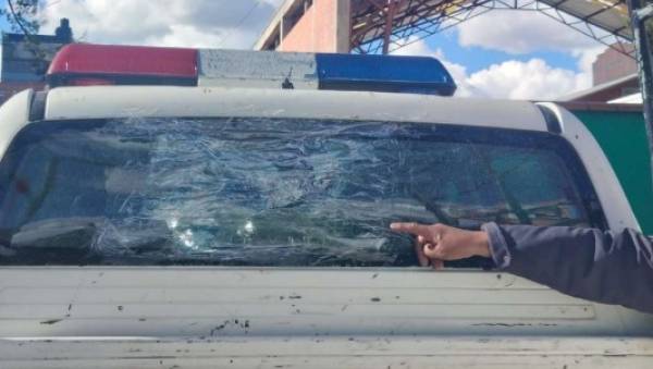Investigan a cinco personas por provocar daños a vehículo policial durante bloqueo en El Alto