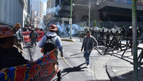 Tensión y caos en La Paz tras enfrentamientos entre manifestantes y Policías