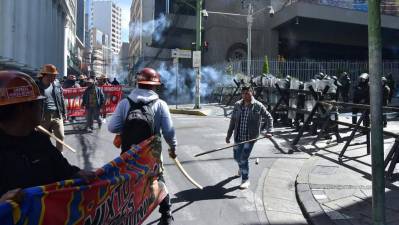 Tensión y caos en La Paz tras enfrentamientos entre manifestantes y Policías