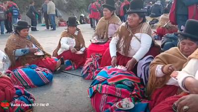 Mujeres Polleras Rojas celebran el Día de la Madre en protesta