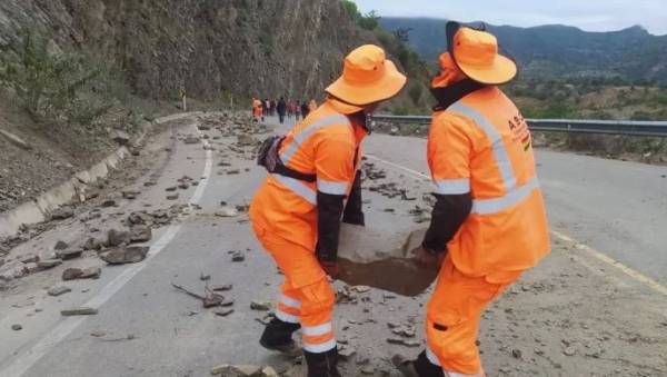 Carretera a Cochabamba tienen graves daños