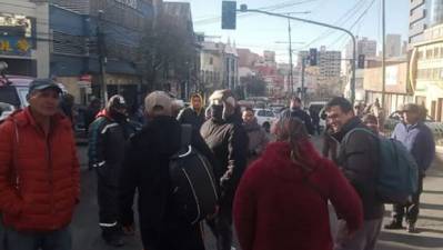 Cierran paso vehicular en la Montes por filas para cargar combustible