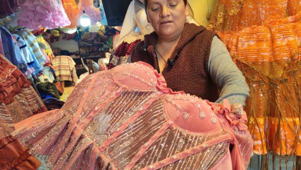 El arte de la costura que viste la devoción y mueve la economía alteña