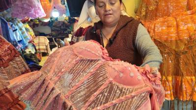 El arte de la costura que viste la devoción y mueve la economía alteña
