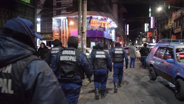En operativo de control en El Alto clausuran una discoteca y notifican a locales