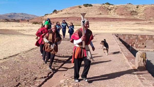 La Tea de la Libertad inició su recorrido desde Tiwanaku hacia El Alto