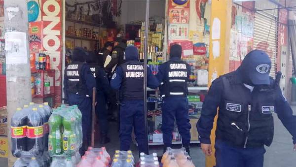 Decomisan bebidas alcohólicas y alimentos vencidos en operativo de control en El Alto