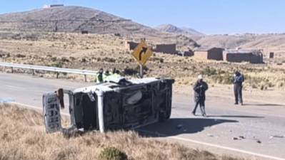 Vuelco de minibús en la ruta La Paz-Oruro deja cuatro fallecidos y tres heridos