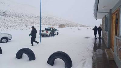 Policía activa operativo para rescatar a tres turistas atrapados por la nieve en Potosí