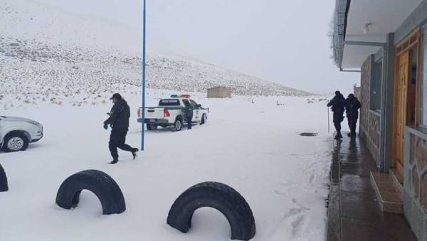 Policía activa operativo para rescatar a tres turistas atrapados por la nieve en Potosí
