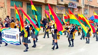 El Alto rinde homenaje a la Bandera con desfiles cívicos en los distritos 1, 4 y 7