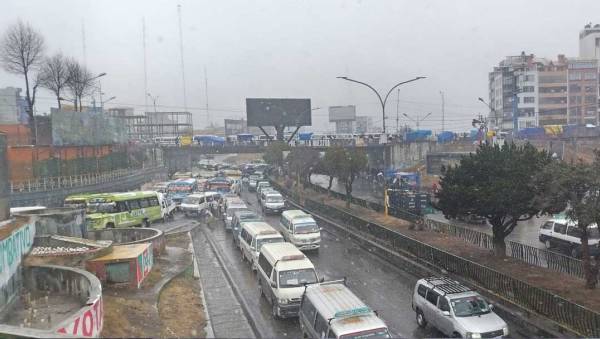 Intensa nevada en El Alto cubre con su manto blanco las calles y viviendas