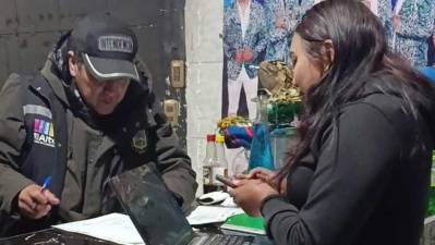 Alcaldía de El Alto clausura dos locales por funcionar fuera de horario y sin licencia
